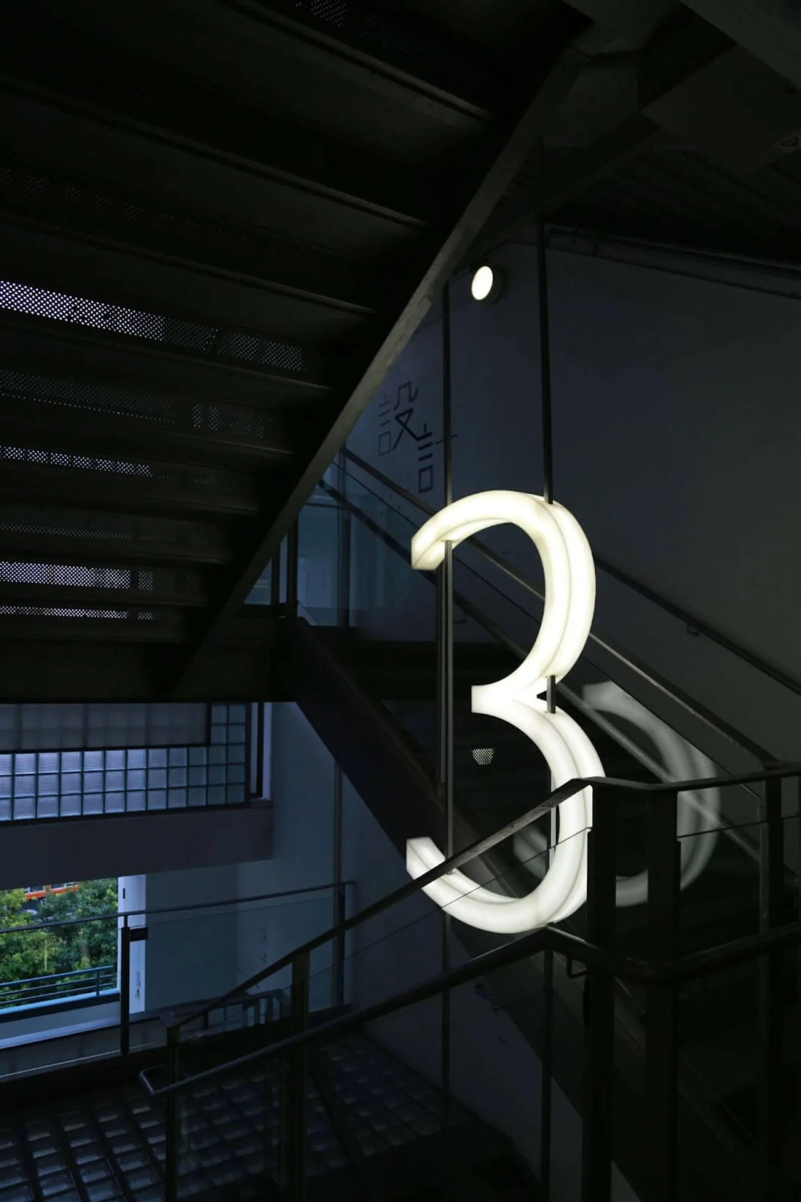 The number "3", signifying 3 important experiential marketing traits.